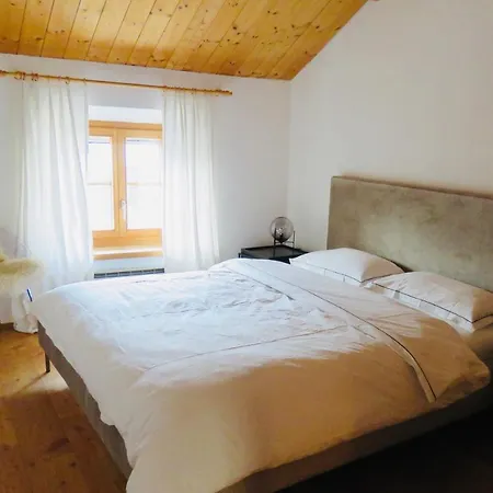 Stilvolle 2,5 Zimmer, In Sent アパート